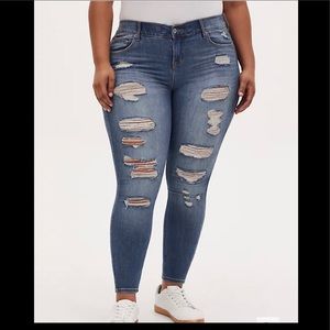 BOMBSHELL SKINNY JEAN -PREMIUM STRETCH MEDIUM WASH